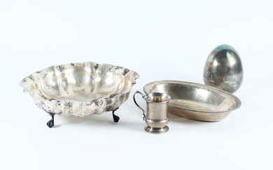 Lotto in argento composto da due ciotole e un bicchierino in argento. Manifatture differenti (g 640) Unito ad un uovo…