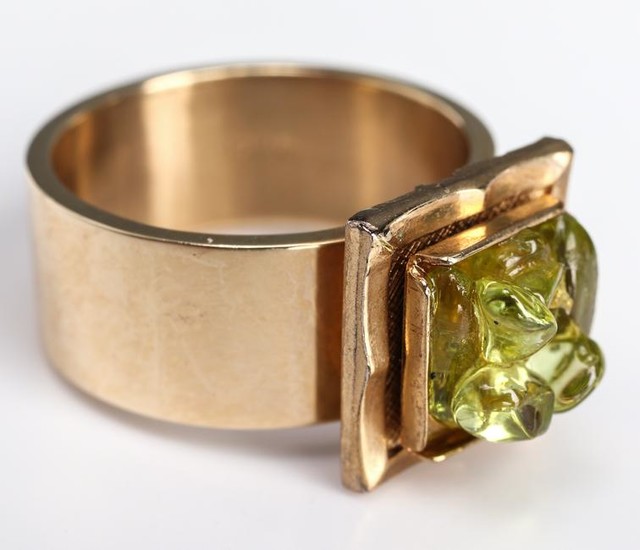 Mid-Century Modern 14K Yellow Gold & Peridot Ring