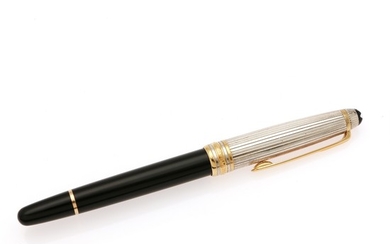 Montblanc: A “Solitaire Doue” fountain pen set with black resin, gilded trimmings and cap of sterling silver. Pen nib of 18k partly rhodium plated gold. (2)