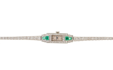Montre bracelet Art Déco en platine, émeraudes et diamants taillés en cercle, poids total des...