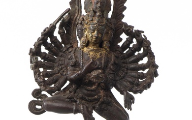 NEPAL - Tara à 18 bras et 7 têtes en bronze en partie dorées dansant sur un couple terrassé, XVIIIe- XIXe