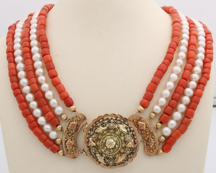 Necklace of pearls and coral with yellow gold clasp