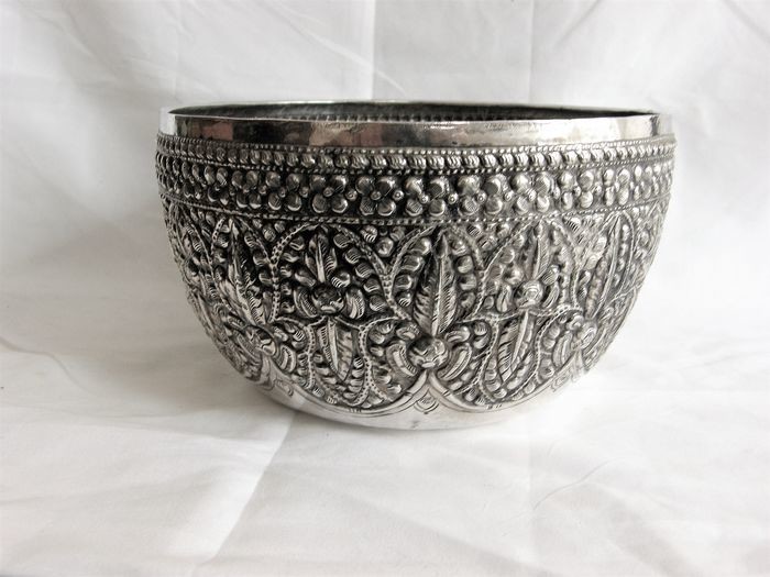 Old silver Bowl with driven performances - Silver - Burma - mid-20th century