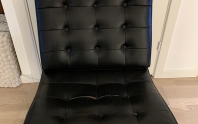 Ole Gjerløv-Knudsen, Torben Lind: “Moduline”, lounge chair with frame of teak, back and seat upholstered with black artificial leather. H. 100 cm. W. 70 cm.