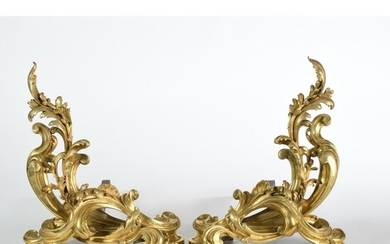 PAIRE DE CHENETS DANS LE GOUT LOUIS XV en bronze doré à jolis motifs rocailleux....