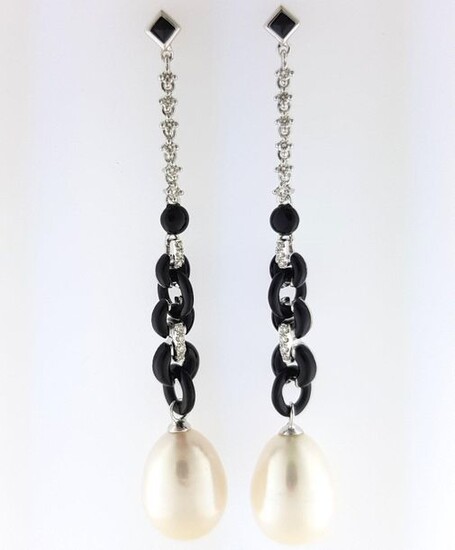 Pair of 750°/°°° white gold earrings set with diamonds alternating with onyx rings holding a freshwater cultured pearl in pendants, L 9cm, Gross weight: 8,87g