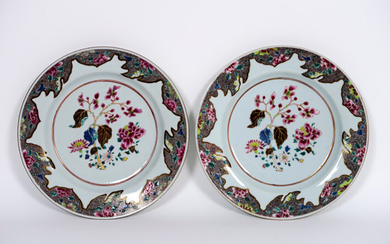 Pair of Chinese 18th century plates in porcelain with Famille Rose decor with flowers - diameter : 22,5 cm ||pair or 18th Cent. Chinese plates in porcelain with Famille Rose decor with flowers
