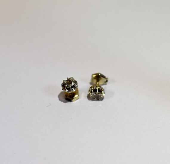 Pair of white gold ear studs (750 thousandths), each adorned with an old fashioned cut diamond.