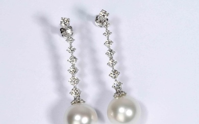 Paire de boucles d'oreille pendentif en or blanc rivière de diamants et importante perle de culture blanche
