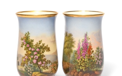 Paire de vases à bec en porcelaine de Paris, 1ère moitié du 19ème siècle, par...