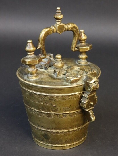 Stack of weights with buckets of eight pounds by J. Sallenuve . (Salleneuve) dated 1713 and located in Bayonne. Hallmark with the tower fleurdelisée on the body and lid. Mobile handle on two quillons with hexagonal sides. Hinges of two dolphins...