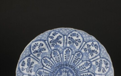 Plat en porcelaine bleu blanc Chine, époque Kangxi (1662-1722) Circulaire à bordure lobée à décor...