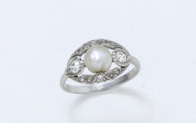 Platinum ring 850 thousandths, of slightly curved shuttle shape, decorated with a probably fine baroque pearl shouldered with old cut diamonds, enhanced with diamond roses. French work circa 1920/30. (scrapings)