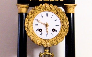 Portico clock - French Empire Style "Four Cherubs / Angels - Large gilt bronze Portico Fluted clock, Louis - Empire Style - Gilt bronze, Wood - 1845-1850