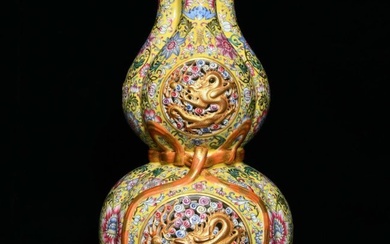 Qing Qianlong famille rose gilt hollow relief dragon pattern three-tube gourd bottle