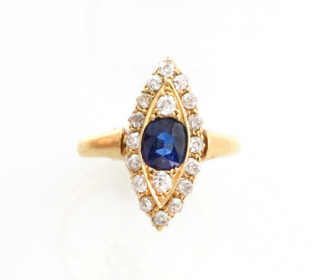 RING in 18K yellow gold in the shape of a shuttle decorated with an oval-cut sapphire in a ring of old-cut diamonds. TDD: 51. Gross weight : 3.44 gr. A yellow gold ring with a sapphire and diamond.