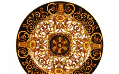 ROSENTHAL. Versace pour Rosenthal. Cinq assiettes, modèle Versace Barocco, dessiné par Gianni Versace, décor floral...