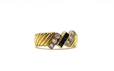 Ring - 18 kt. Yellow gold - 0.18 tw. Diamond (Natural) - Sapphire