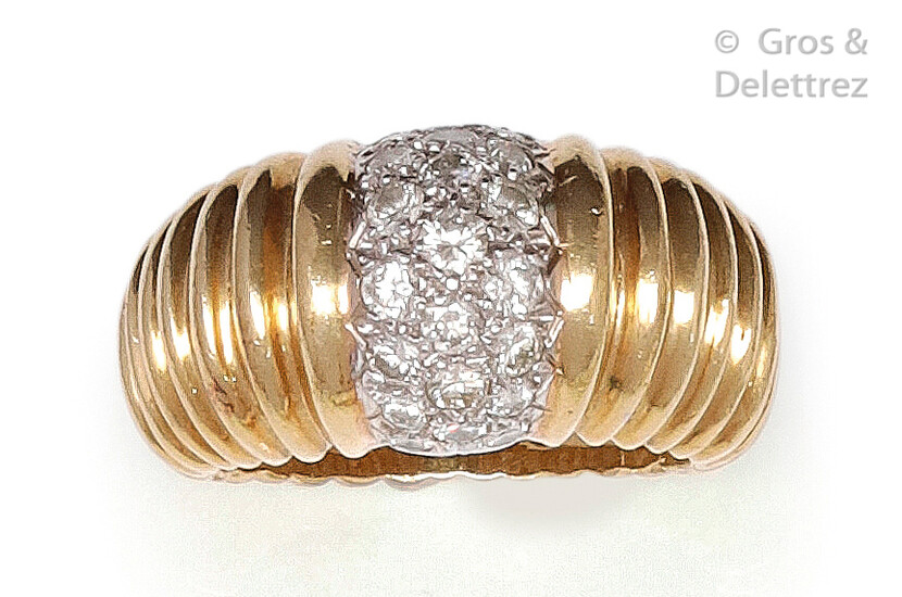 Ring " Dôme " in gadrooned yellow gold, adorned with a pavé of brilliant-cut diamonds. Tour of doigt : 51. P. Brut : 12.6 g.
