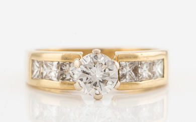 Ring, gold with brilliant-cut diamond and princess-cut on the sides