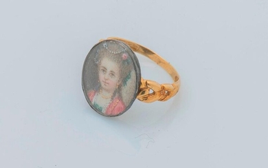 Ring in 18 karat yellow gold (750 thousandths) and silver (800 thousandths) twisted, decorated with a painted miniature representing a young fashionable woman of the 18th century adorned with all her jewels. Finger size: 52 Gross weight: 3.6 g