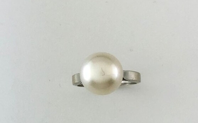 Ring in white gold 750°/°°° with a cultured pearl of approx. 10,5 mm dia., Finger turn 50, Gross weight: 4g