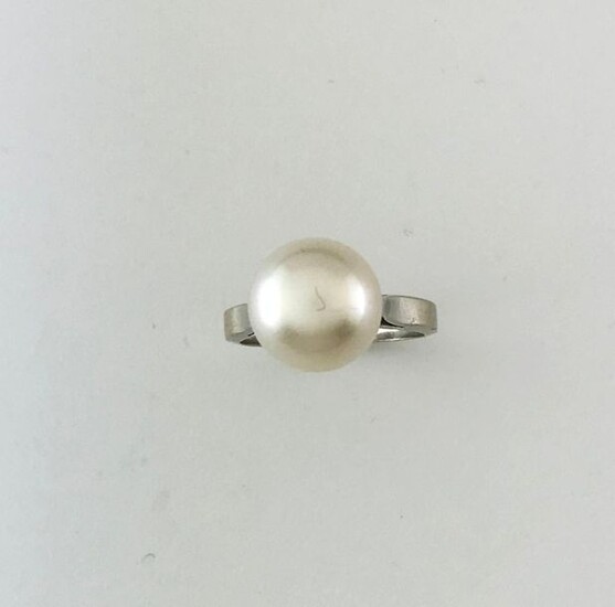 Ring in white gold 750°/°°° with a cultured pearl of approx. 10,5 mm dia., Finger turn 50, Gross weight: 4g