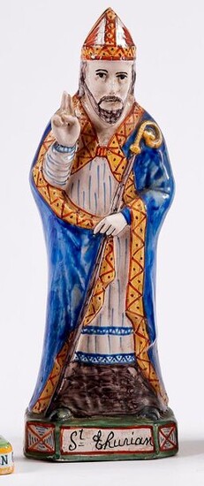 SAINT THURIAN statuette en faïence polychrome, représenté en évêque portant la crosse et bénissant. Manufacture HENRIOT, vers 1910. Haut : 33 cm.