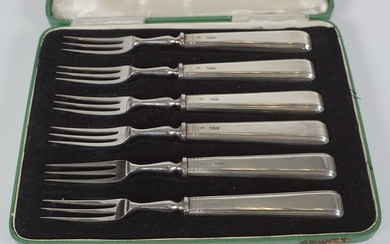 SET OF SILVER OYSTER KNIVES
