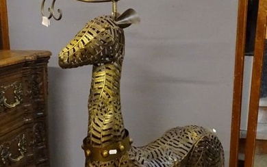 Sculpture: Grand cerf en métal doré H:130cm