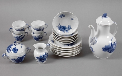 Service à café "Fleur bleue" de Copenhaguepour six personnes, manufacture de porcelaine Royal Copenhagen, marque...