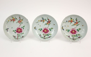 Set de trois assiettes chinoises en porcelaine avec décor Famille Rose - diamètre : 20...