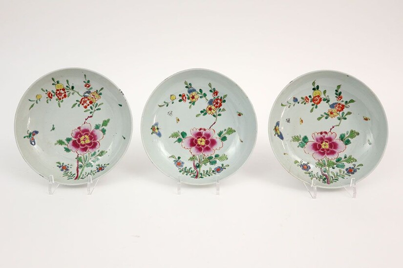 Set de trois assiettes chinoises en porcelaine avec décor Famille Rose - diamètre : 20...