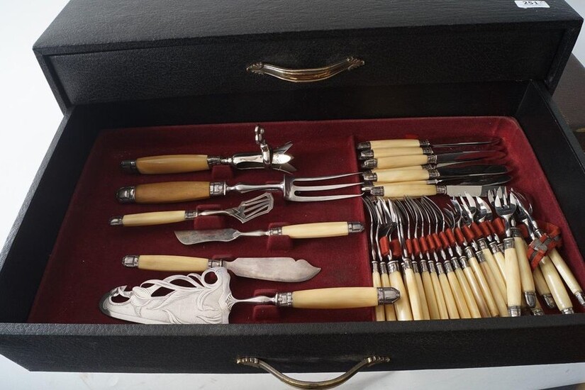 Silver-plated art deco cutlery, consisting of: 12 dinner knives, 12 breakfast knives, 12 breakfast forks, 20 coffee spoons (2 are damaged), 2 fish forks, salad serving set, cake slice, cheese knife, butter knive, petitfour slice, meat fork, 12 fruit...