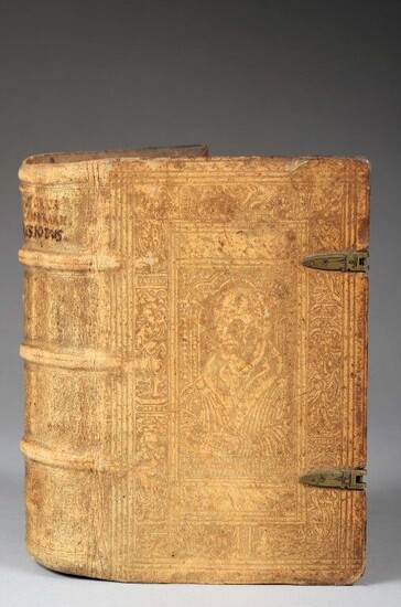 [Sixteenth-century book]. [Humanism, collection]. HESIODE; CAMERARIUS (Joachim); DOLSCIUS (Paul). Three works in 1 large vol. in-8, contemporary saddle-skin binding on wooden boards, spine with 3 nerves, handwritten title, each board decorated with...