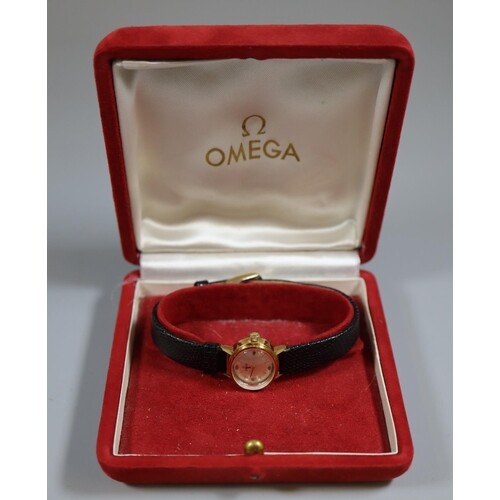 Small lady's Omega gold wristwatch with oval satin face, hav...