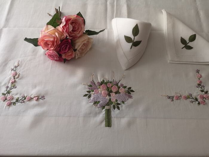 Spectacular 12 x pure linen tablecloth with embroidered Punto Rilievo bouquet - Linen - 21st century