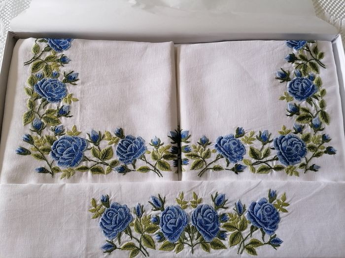 Spectacular!! Pure linen sheet with Rose embroidery in full stitch by hand - Linen - After 2000