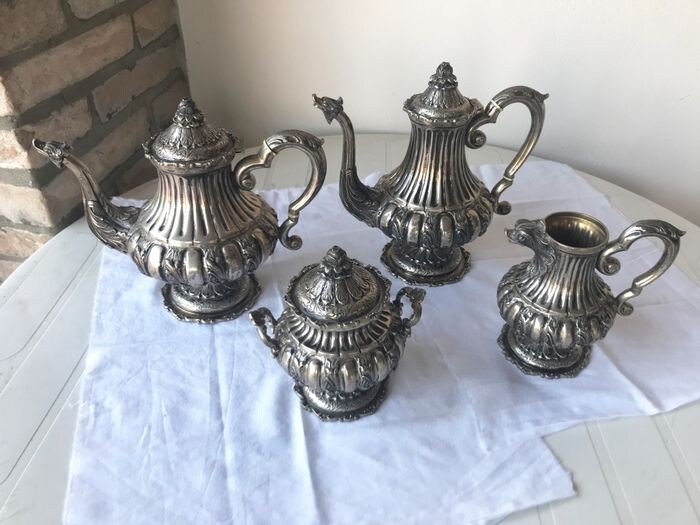 Tea and coffee service - .800 silver - Italy - First half 20th century