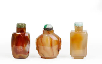 Three Chinese agate snuff bottles Qing dynasty, 19th century Comprising: a translucent...