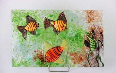 Travail du XXe siècle. Panneau en verre polychrome à dessin de poissons et d'hippocampe. Dimensions...