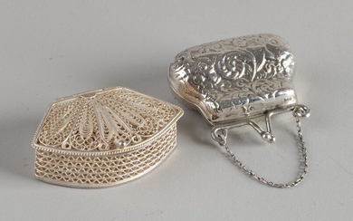 Two silver boxes with one box in the shape of a purse with processing, 835/000, with chain, 4x4 cm and a Havdala spice box, 925/000, made of filigree with hinged lid. 3x4.5x1.5cm. Total approx. 29 grams. In good condition