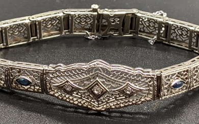 Un bracelet en or blanc 14ct, monté de 3 diamants et 4 saphirs, 14g.