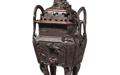Un grand brûleur d'encens chinois en bronze, 19e siècle Brûleur d'encens massif en bronze. Des...