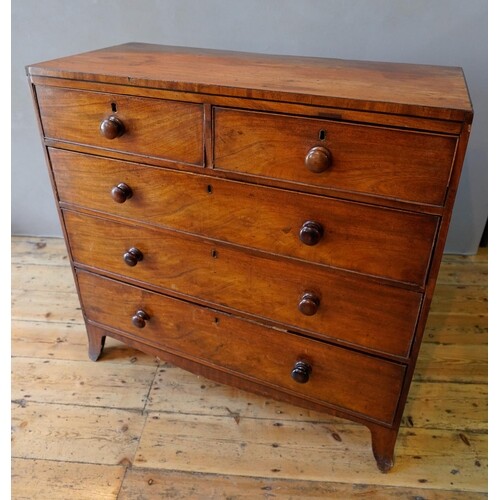 VICTORIAN MAHOGANY CHEST OF 5 DRAWERS WITH TURNED WOODEN HAN...