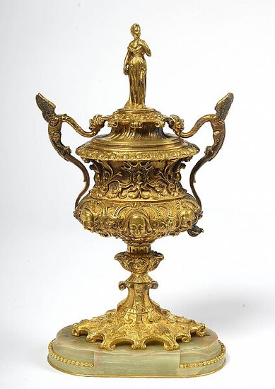 Vase couvert Napoléon III en bronze doré surmontée d’une "Allégorie féminine" à deux anses aux "Dragons ailés" reposant sur une base en onyx. Epoque: XIXème. (Deux trous dans la base en onyx). H.(base comprise):+/-37cm.
