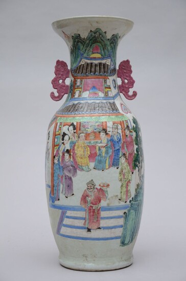 Vase famille rose en porcelaine de Canton 'personages', 19ième siècle (h65cm) (*)