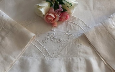 Wonderful sheet in pure linen and pillowcases with fine lace and hand-embroidered flowers - Bed sheet (3) - 260 cm - 210 cm