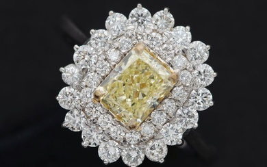 bague de classe en or blanc (18 carats) avec un diamant rectangulaire de taille brillant...