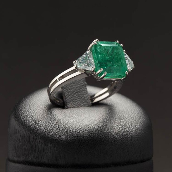 emerald and diamonds gold ring !8 kt white gold ring....